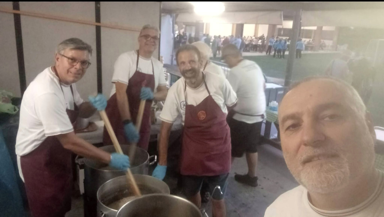 Preparazione dei risotti nei grandi pentoloni