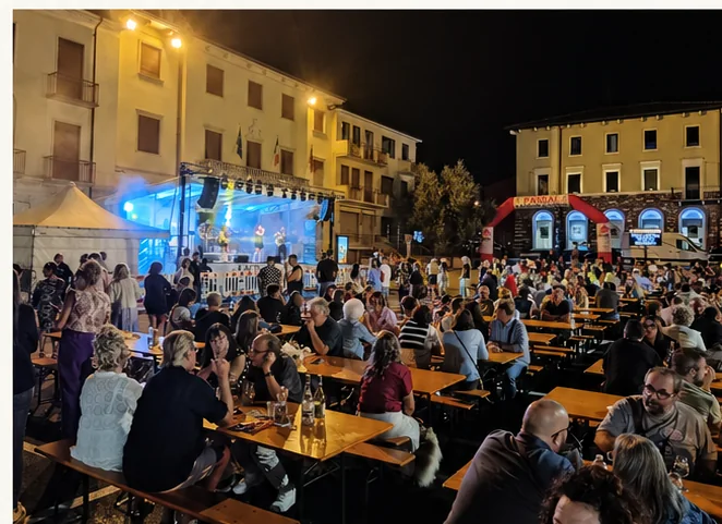 La piazza della festa alla sera