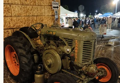 Un vecchio trattore alla Festa dell’Uva